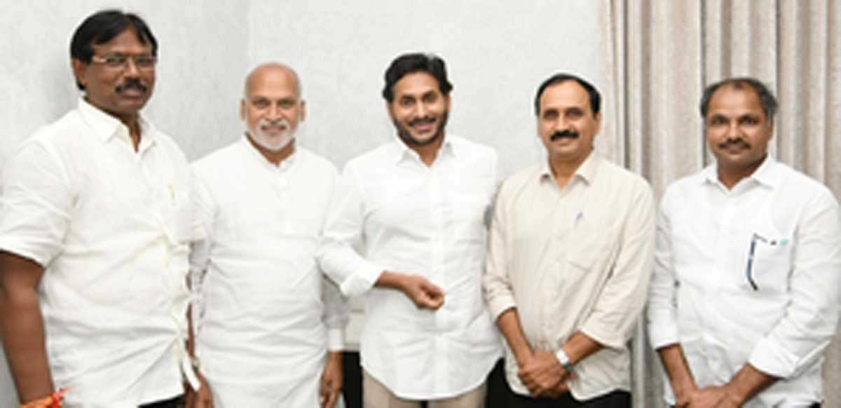 वाईएसआरसीपी विधायक की इस्तीफे के दो महीने बाद पार्टी में वापसी वाईएसआरसीपी विधायक की इस्तीफे के दो महीने बाद पार्टी में वापसी